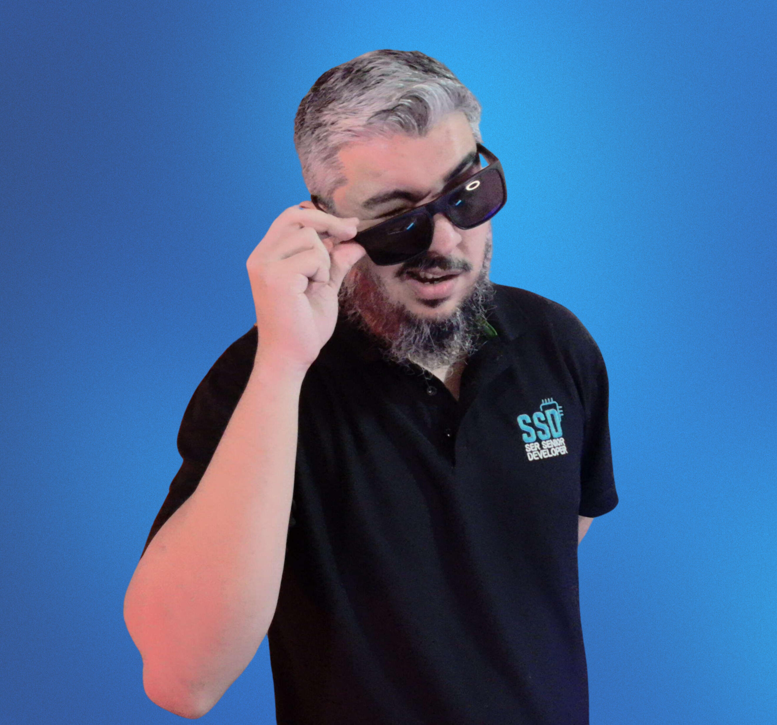 Teacher Alex guiando una conversación técnica en inglés sobre temas como stand-up y edge cases durante una sesión del Talk Club